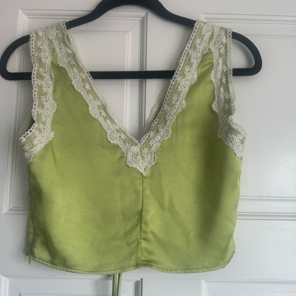 Cropped green tank top with lace details - Picture 2 of 3